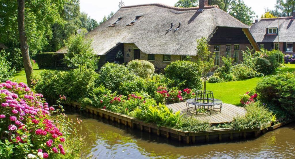 Giethoorn Boat Experience Netherlands